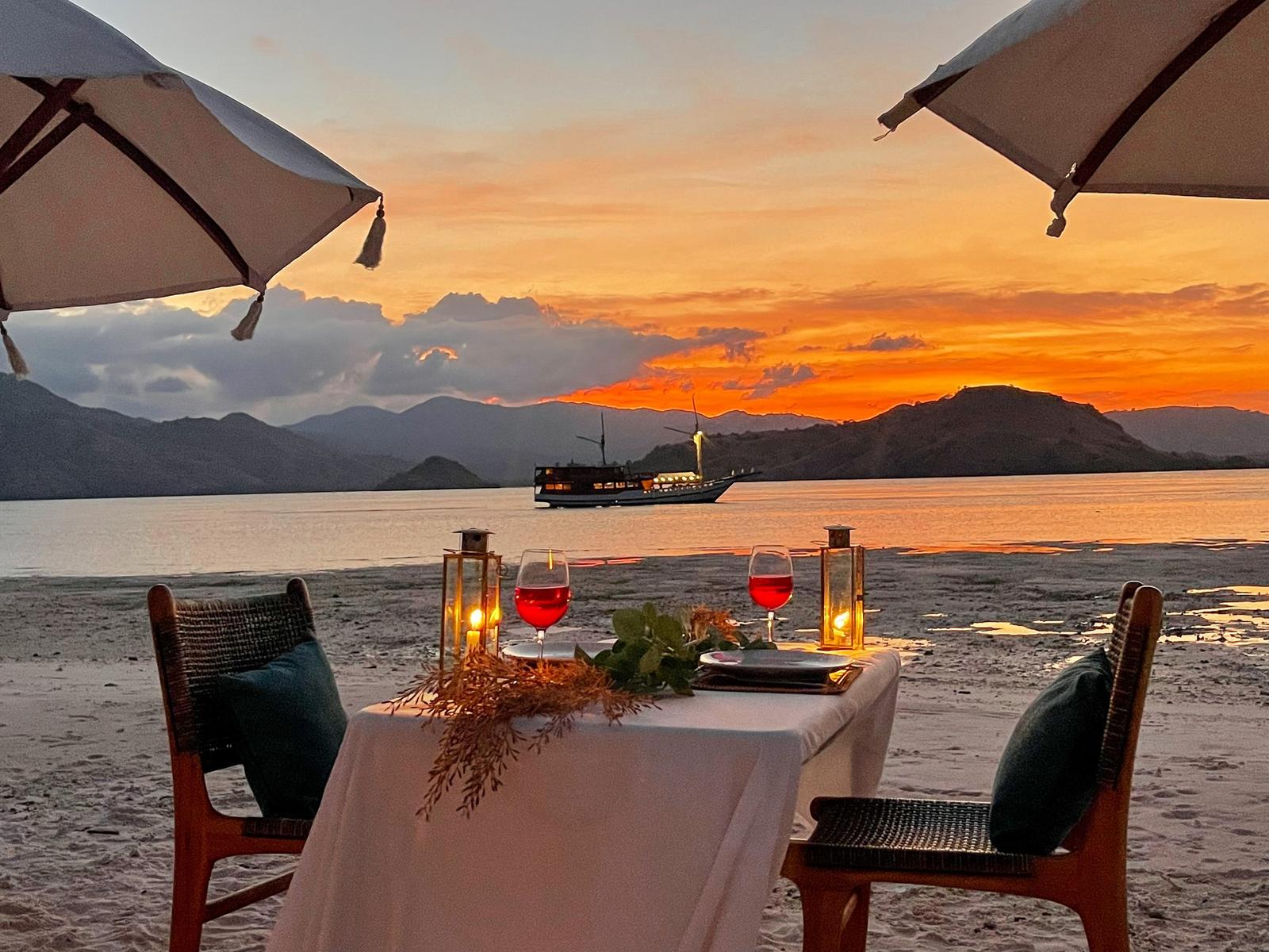 Beach dinner – Vinca Deluxe Phinisi