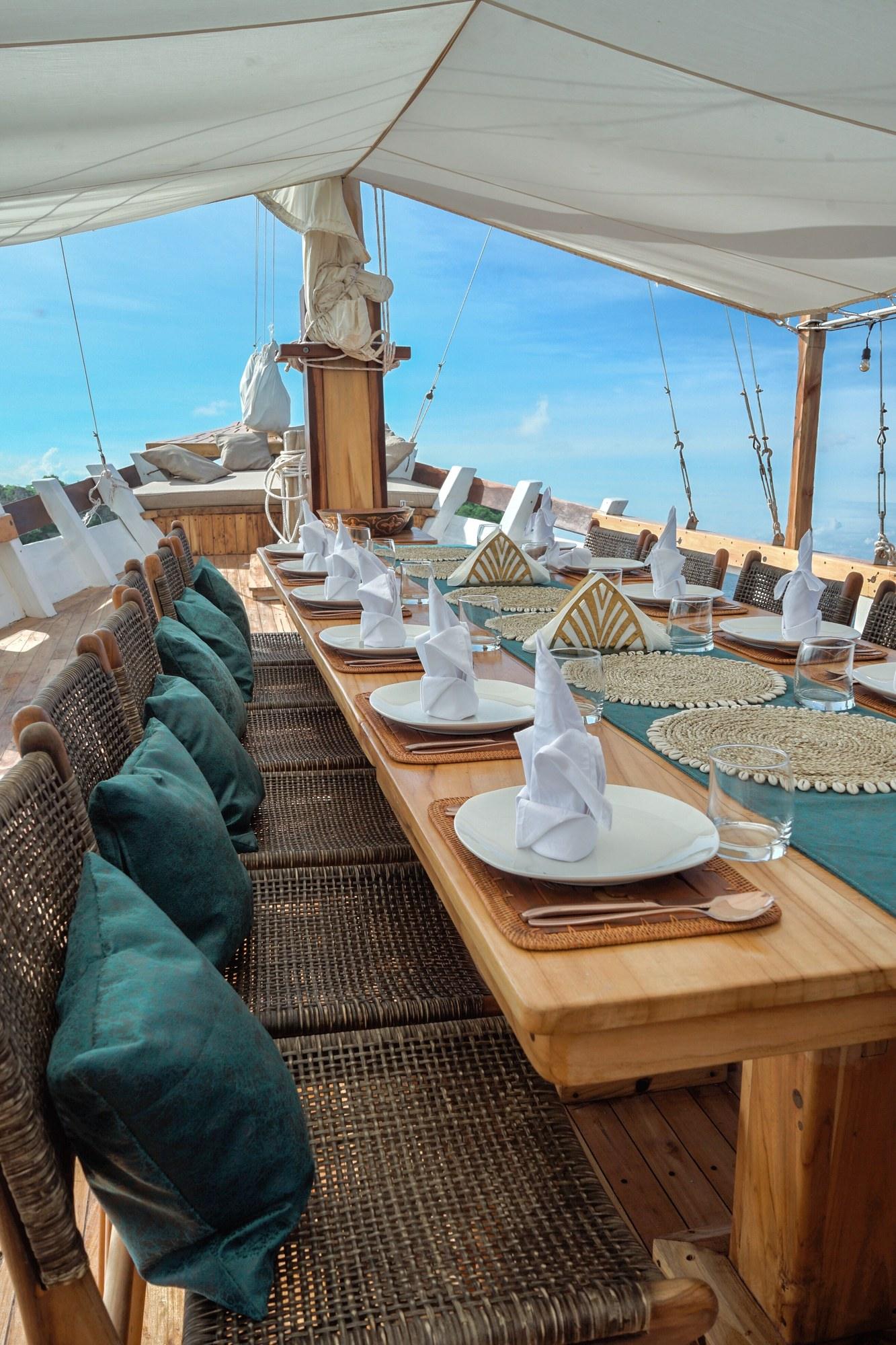 Outdoor dining area – Vinca Deluxe Phinisi