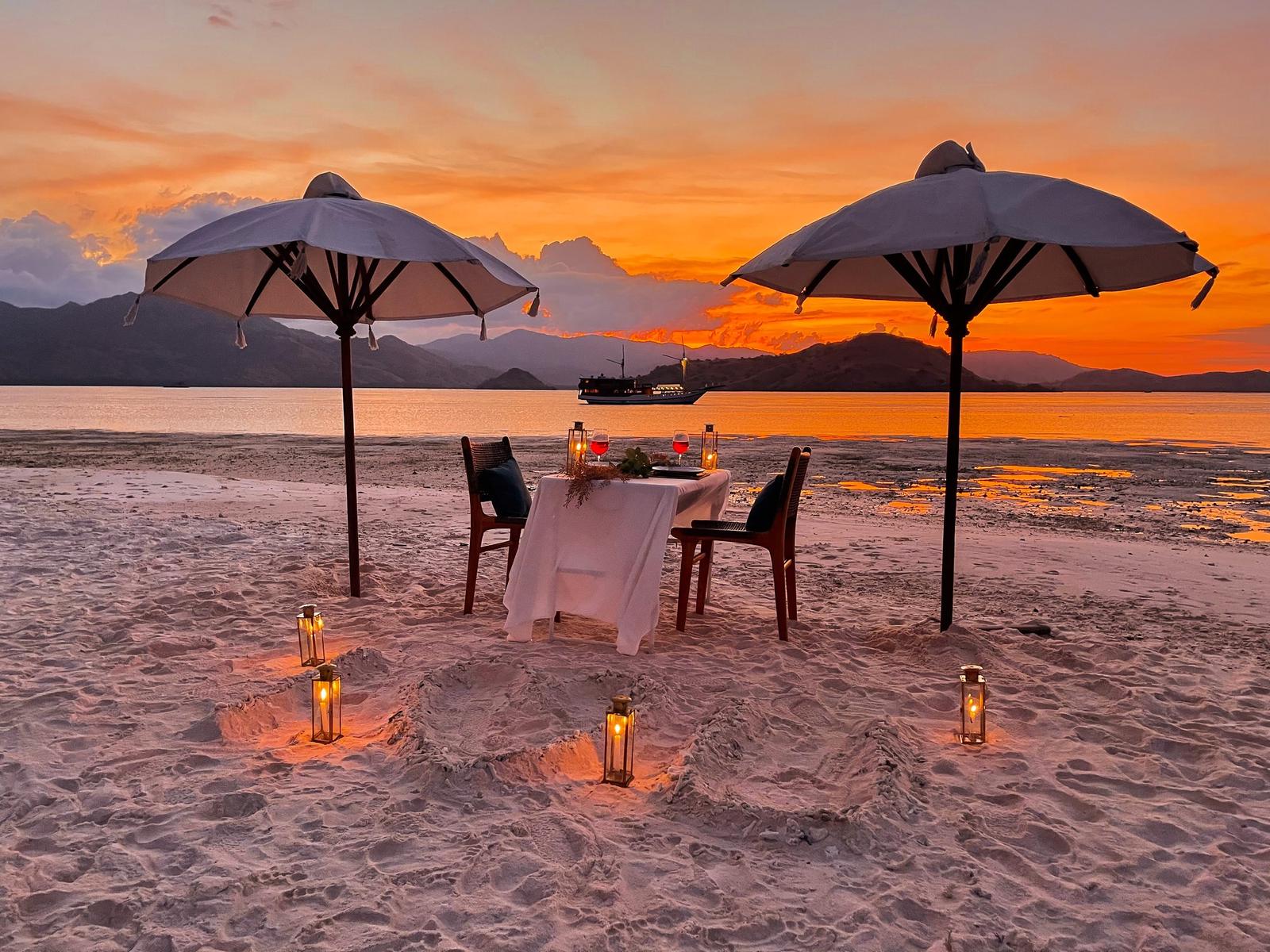 Beach dinner – Vinca Deluxe Phinisi