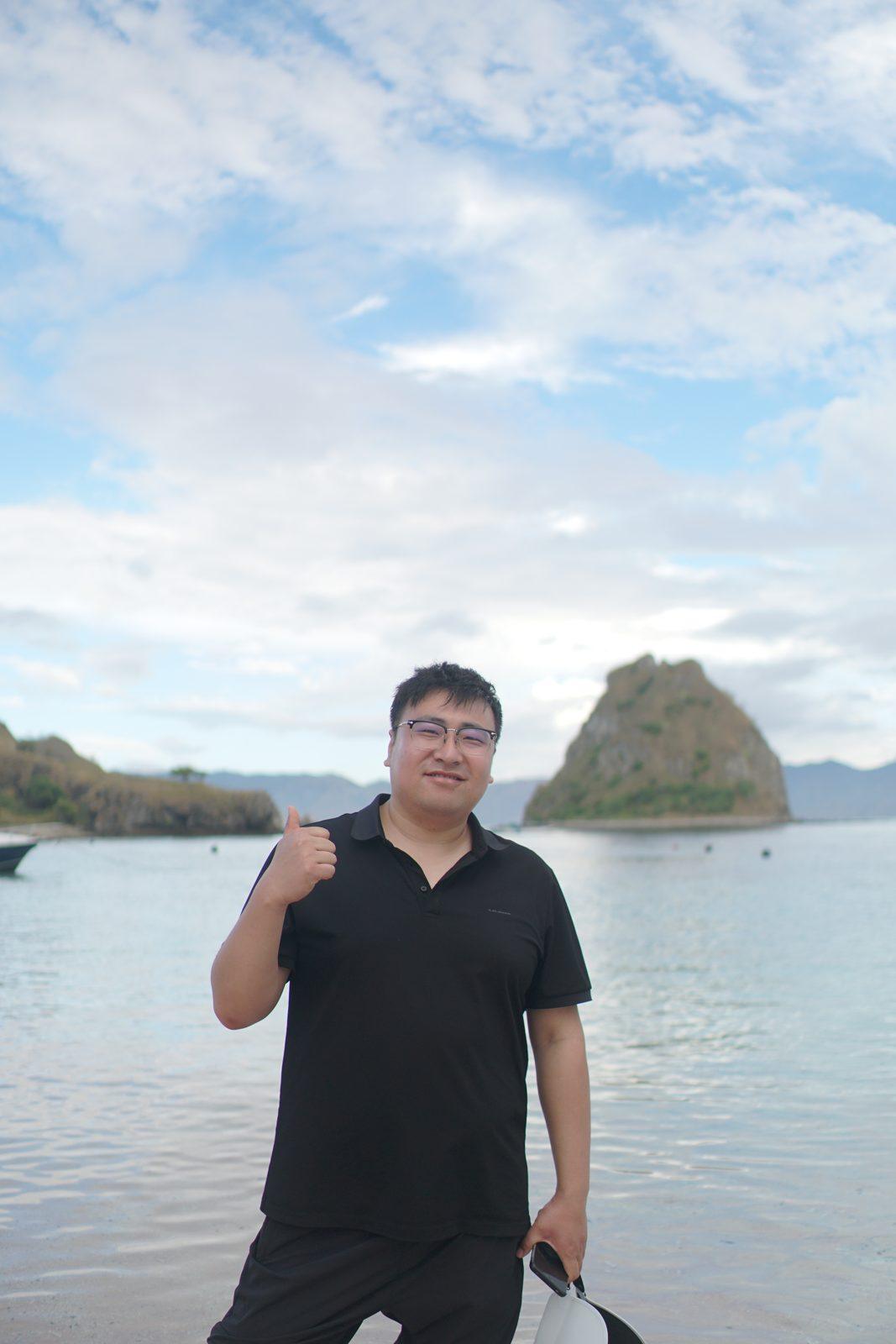Kelor – man on shore, islet behind (Real photo from a KEXI trip)