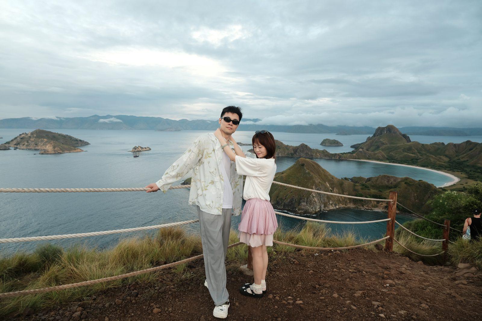 Padar – Couple posing at rail, wide Padar bays (Real photo from a KEXI trip)