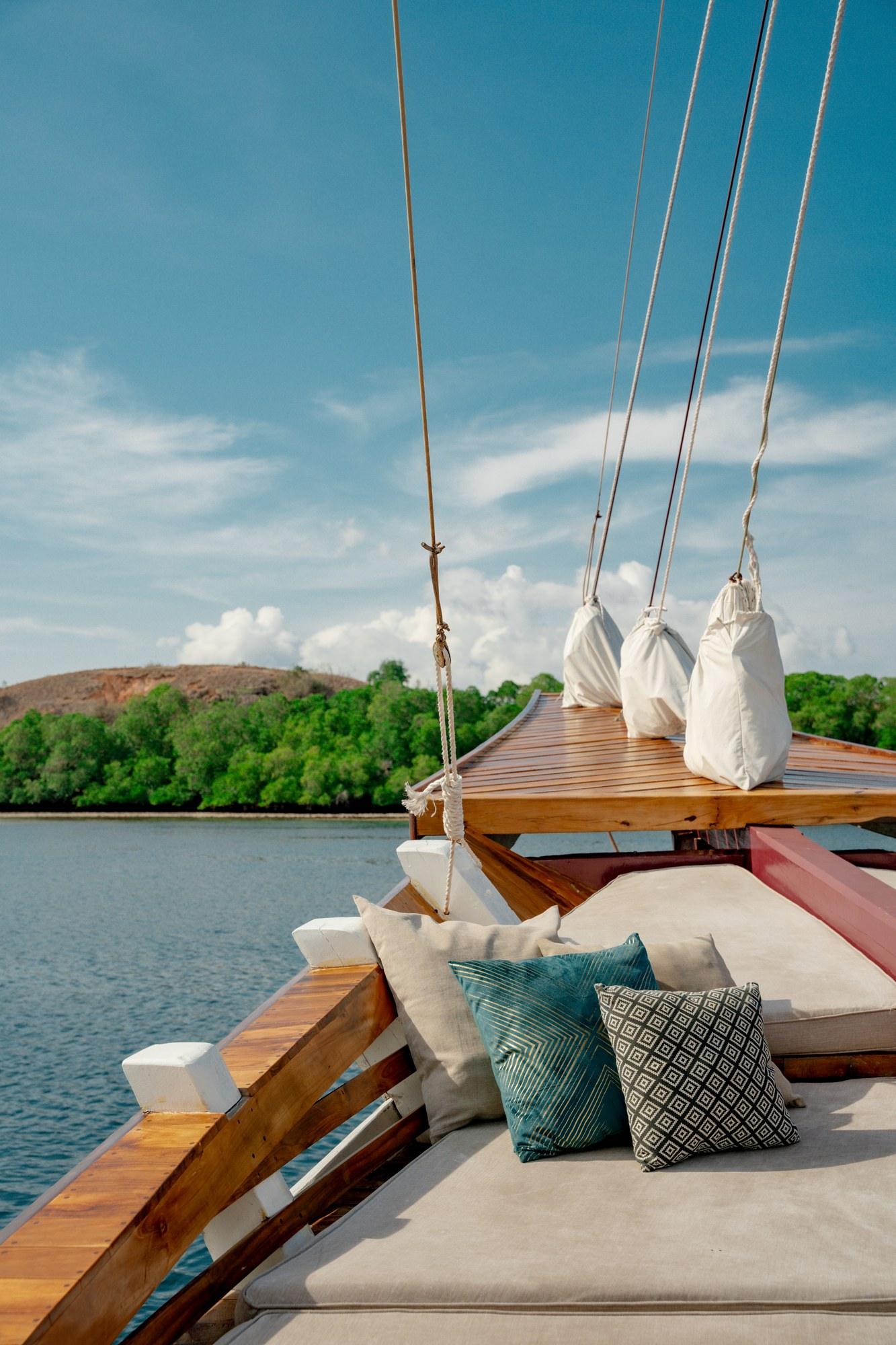 Main deck lounge – Vinca Deluxe Phinisi